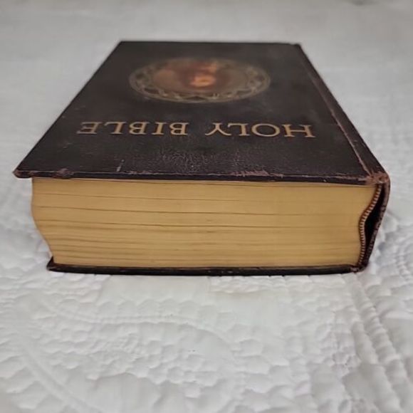 The Holy Bible: 1953 Catholic Action Edition, Good Will Color Illustrations - Picture 4 of 11